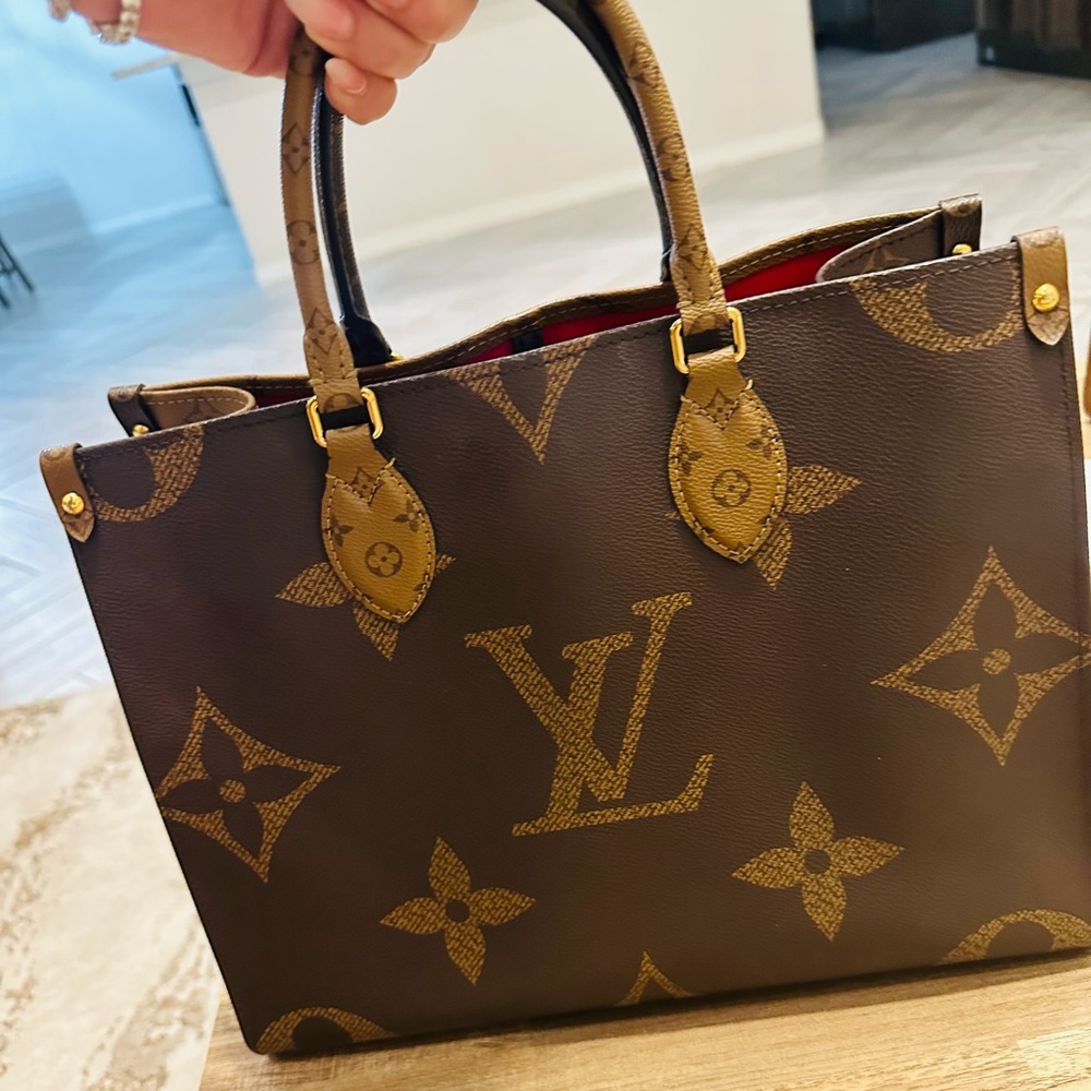 Like new Louis Vuitton on the go mm